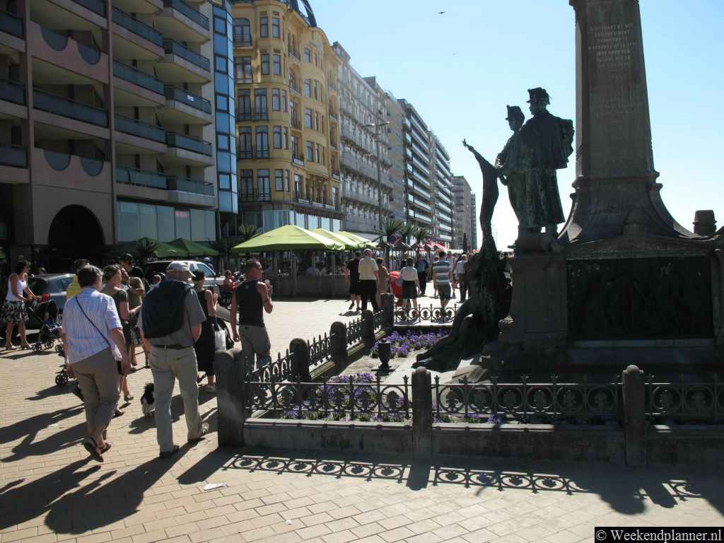 Langs de boulevard Zeedijk zijn veel restaurants en je kunt er een appartement huren voor een weekendje weg. 